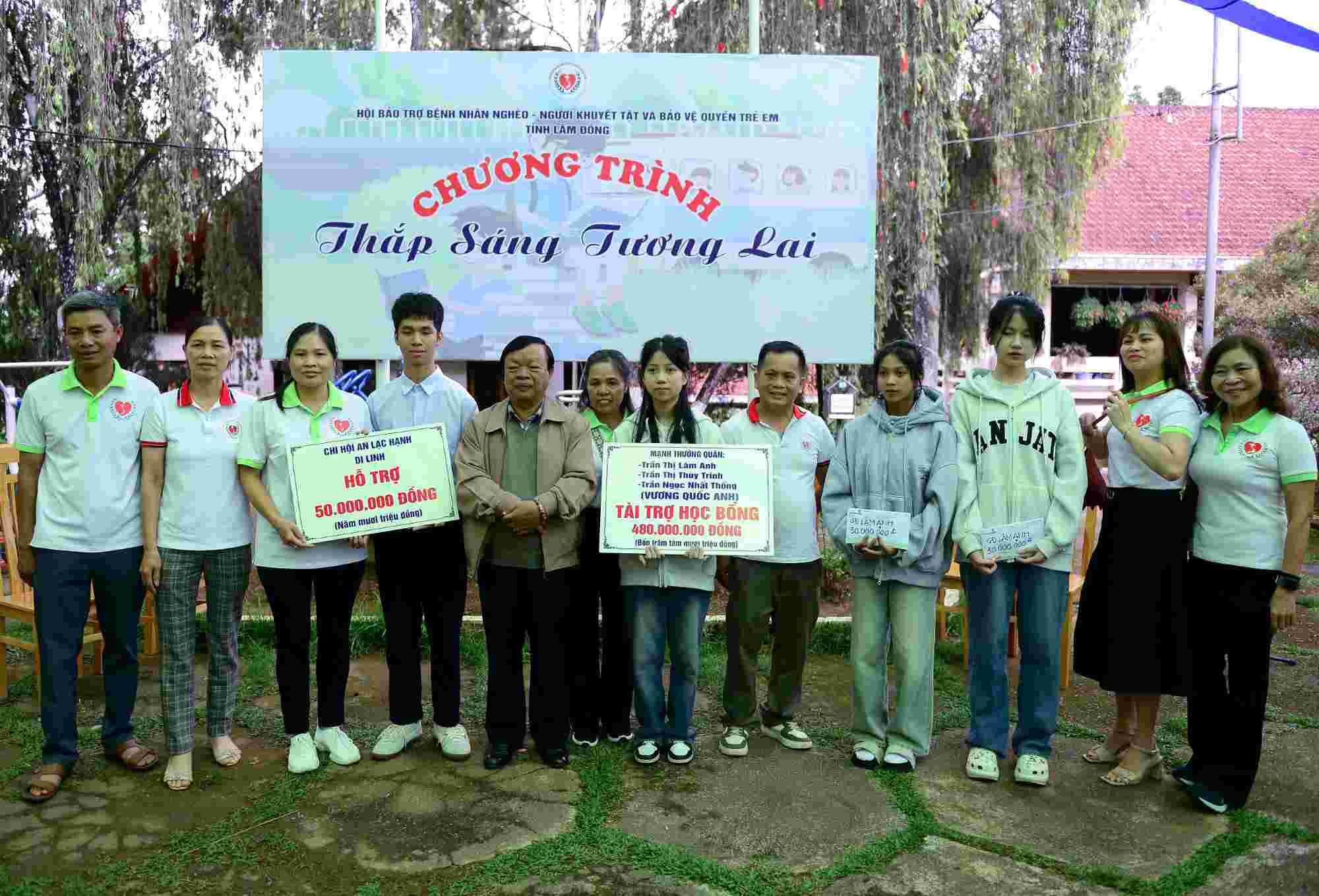 El programa 'Iluminando el futuro' ha otorgado casi 1.000 millones de VND en becas para apoyar a 4 nuevos estudiantes necesitados en Lam Dong para que avancen con paso firme hacia el aula. Foto: Lam Hong