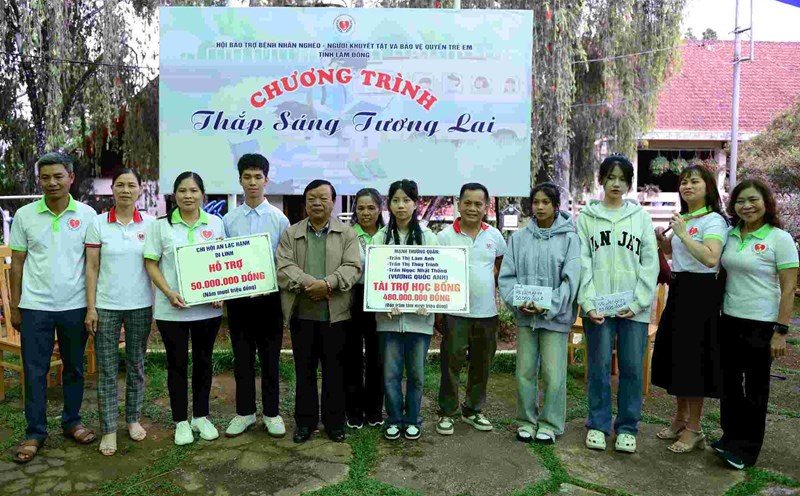 The "Lighting up the future" program has awarded nearly 1 billion VND in scholarships, supporting 4 new students in difficulty in Lam Dong to firmly step into the classroom. Photo: Lam Hong