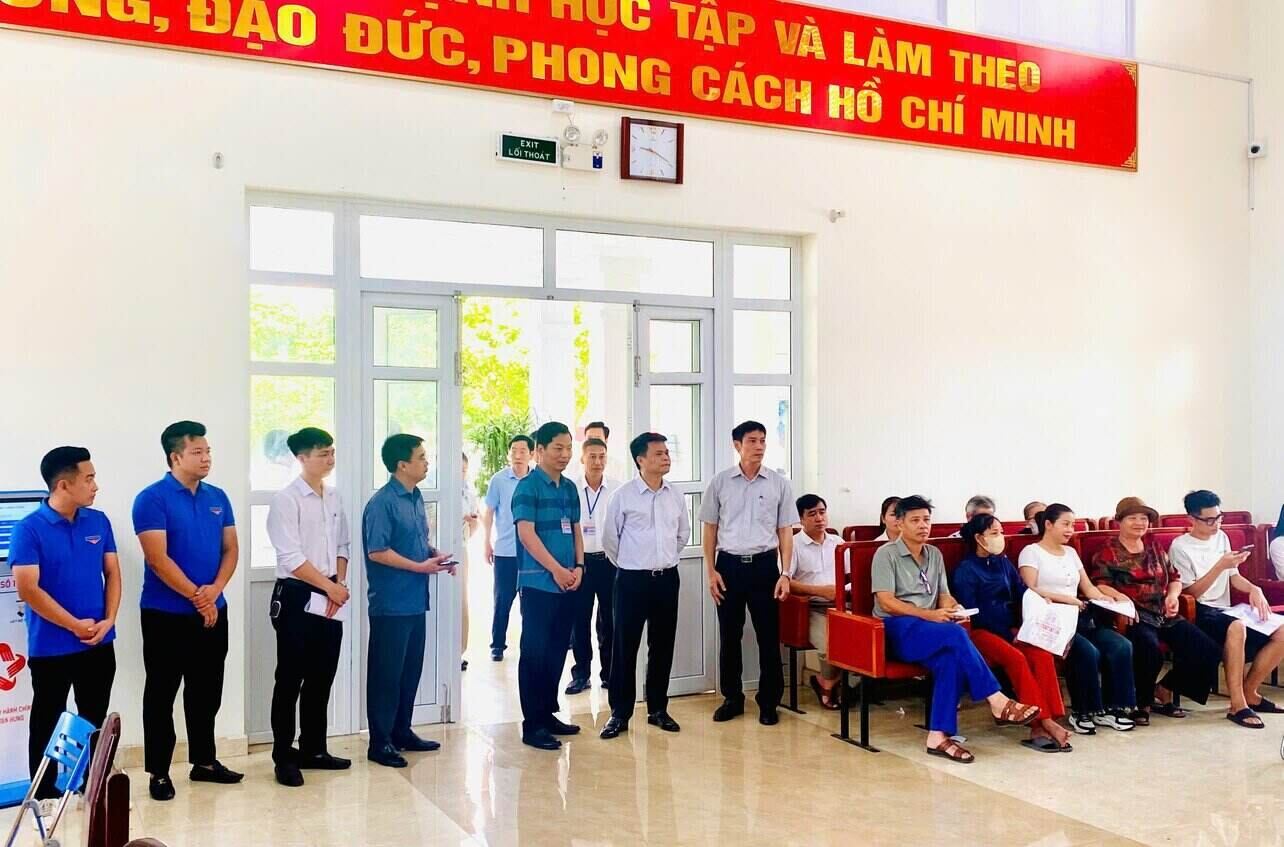 Chu tich UBND TP Hai Phong kiem tra van hanh mo hinh chinh quyen 2 cap tai phuong Tan Hung. Anh: Duy Hung