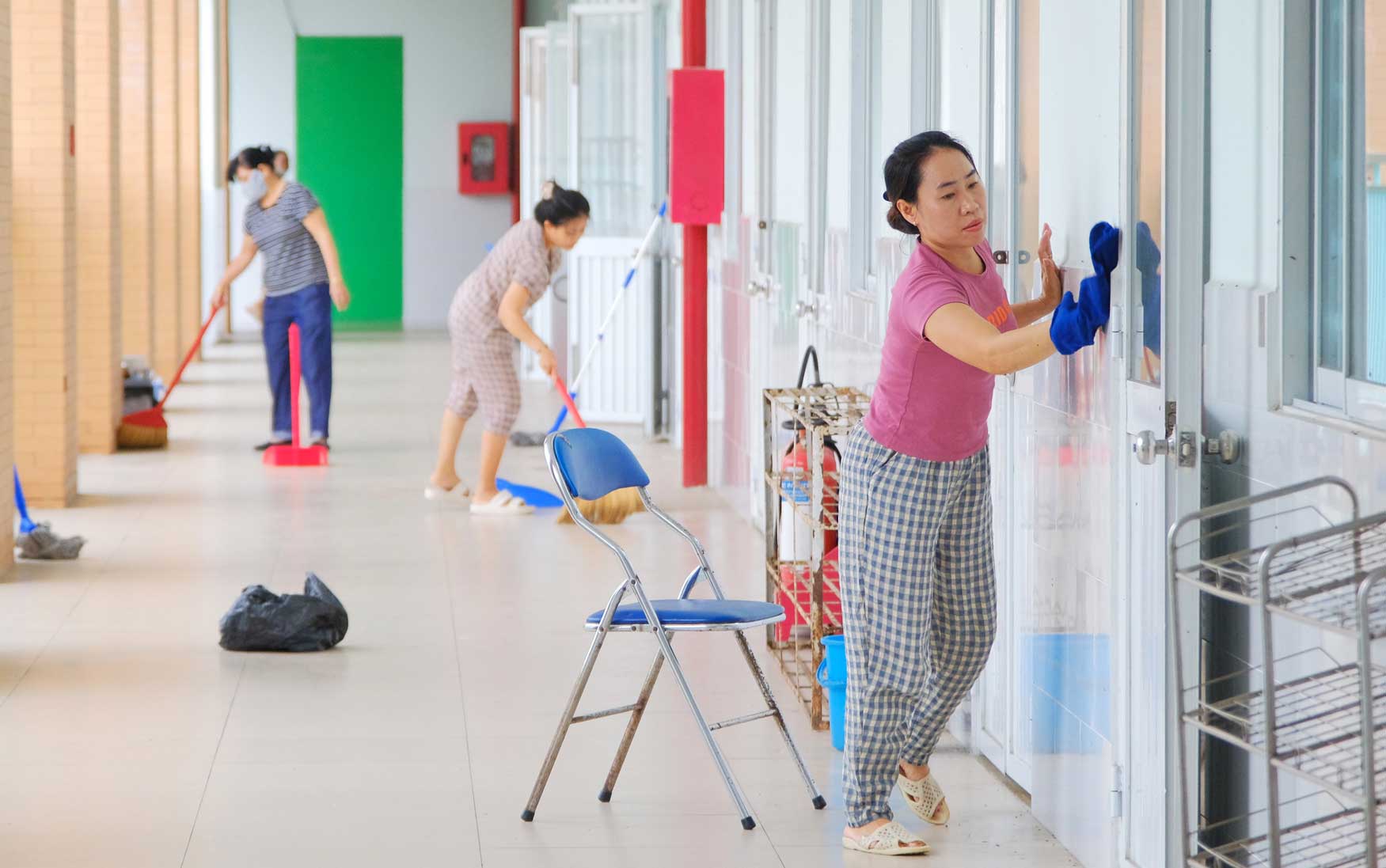 Officers and teachers of Tran Quoc Toan Primary School clean up classrooms and prevent dengue fever.