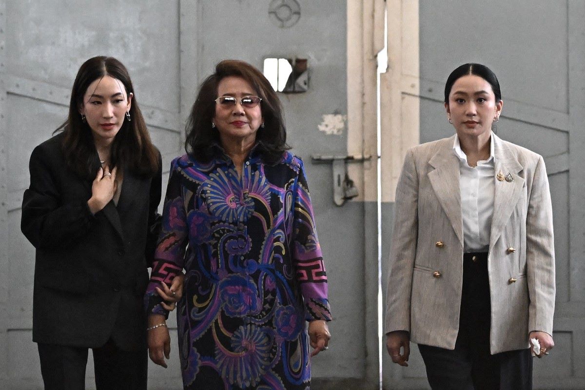 La Sra. Paetongtarn Shinawatra (derecha) junto con su madre y su hermana visitan al Sr. Thaksin en la prision de Klong Prem en la mañana del 15 de septiembre de 2025. Foto: AFP