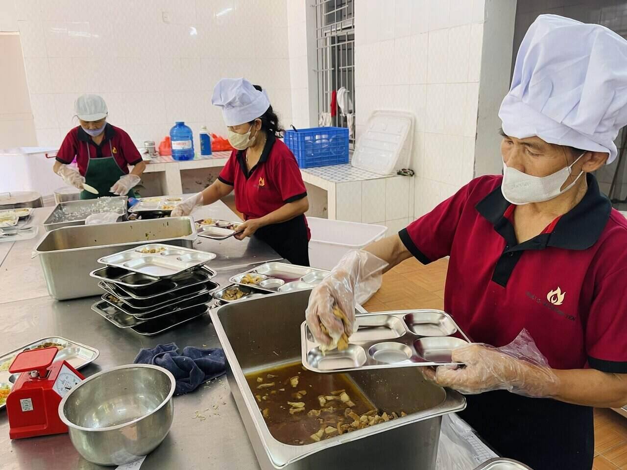 Doi ngu cap duong truong TH&THCS Quang Trung dang chuan bi bua an ban tru, tuan thu day du quy trinh ve sinh, dam bao an toan. Anh: Mai Huong