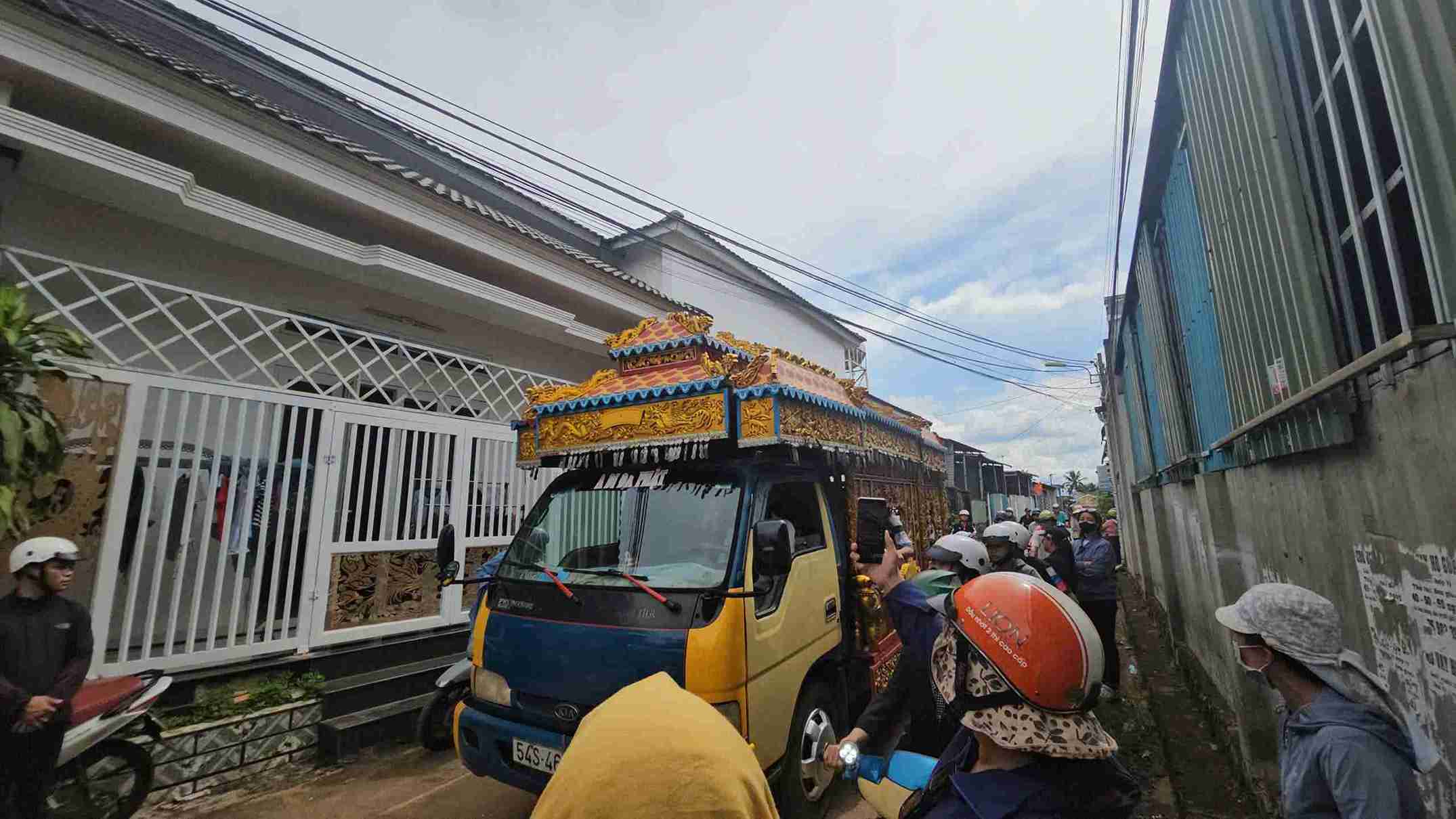 Doan xe di quan dua cac nan nhan ve noi yen nghi cuoi cung. Anh: Thanh Quynh