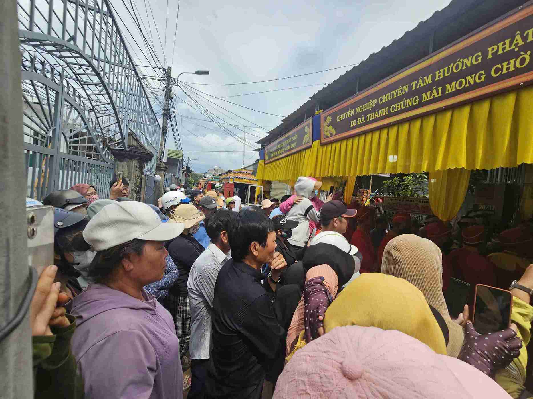 Nhiều người dân đến tiễn đưa các nhạn nhân trong vụ thảm án xảy ra tại Đắk Lắk khiến 3 người tử vong. Ảnh: Thanh Quỳnh