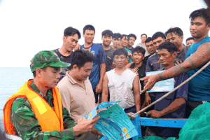 Sur le navire de patrouille frontaliere contre l'exploitation de l'UUUU dans les eaux de l'ouest de la patrie
