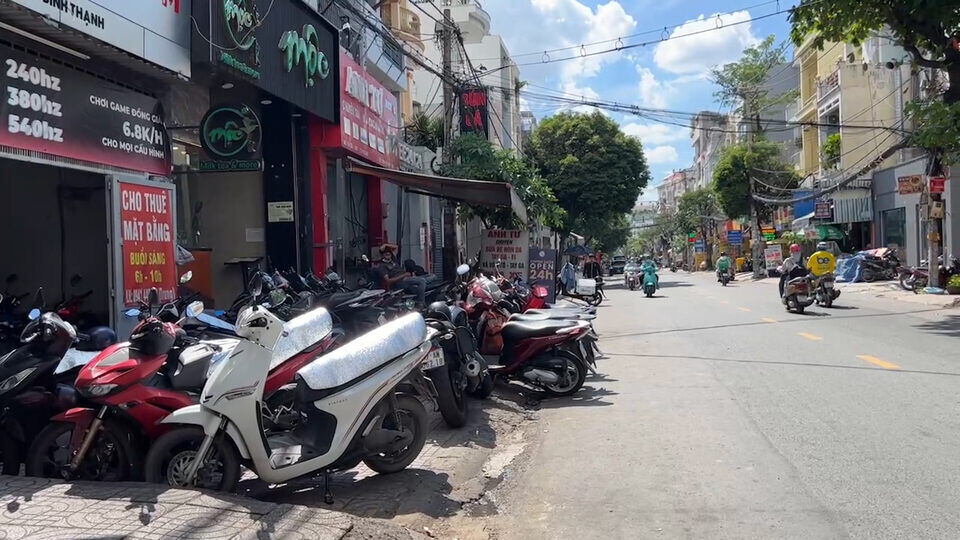 Ho Chi Minh City sidewalks are still encroached, the Department of Construction must issue a document for the second time