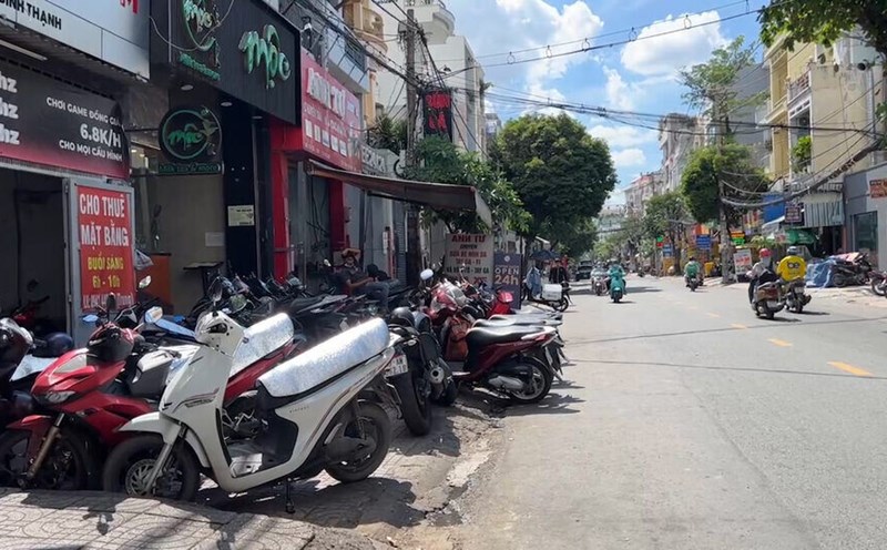 Ho Chi Minh City sidewalks are still encroached, the Department of Construction must issue a document for the second time