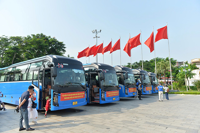 Diem don nguoi dan tham quan A80 mien phi tai Cung Viet Tiep, Hai Phong. Anh: Minh Hung