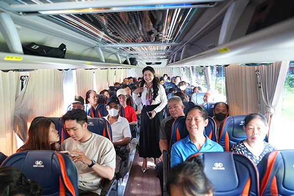 Nguoi dan hao hung len chuyen xe mien phi tham quan Trien lam A80. Anh: Minh Hung