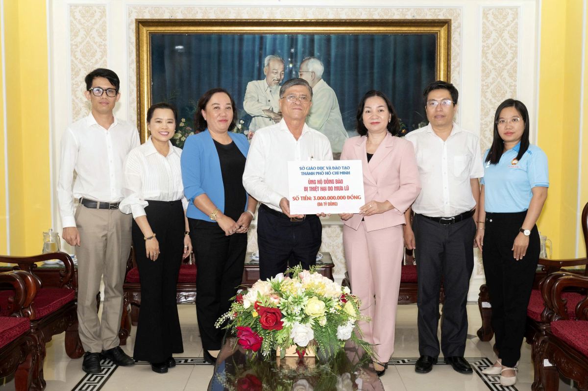 El Departamento de Educacion y Formacion de TPHCM apoya a los compatriotas de las provincias afectadas por las tormentas e inundaciones. Foto: Anh Hoang