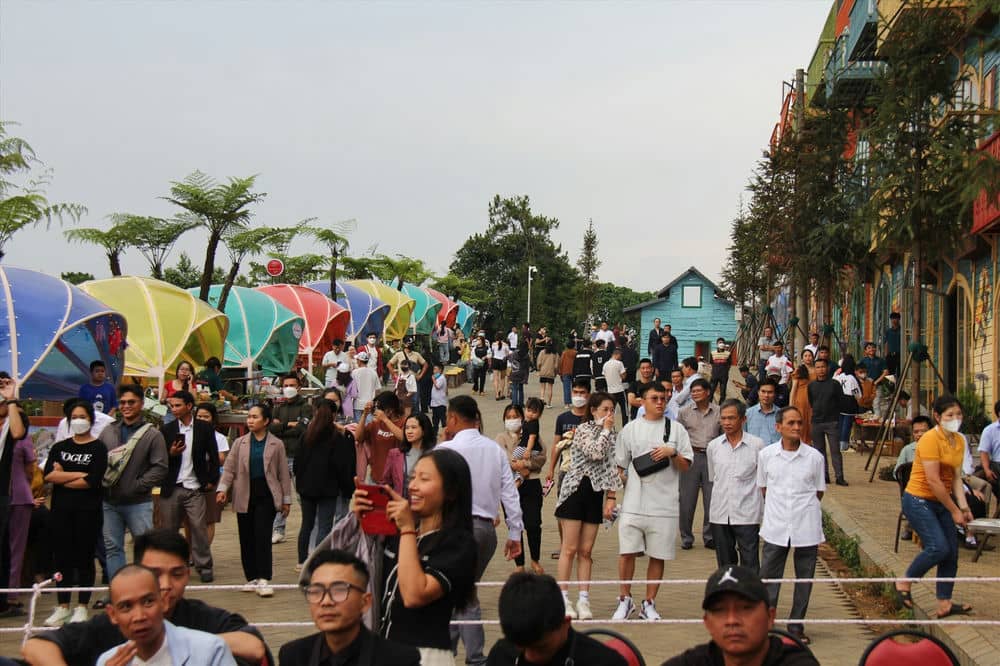 Khu pho di bo va am thuc mang ten “Dai lo hoang hon” o Mang Dang thu hut rat dong du khach dip le. Anh: Thanh Tuan