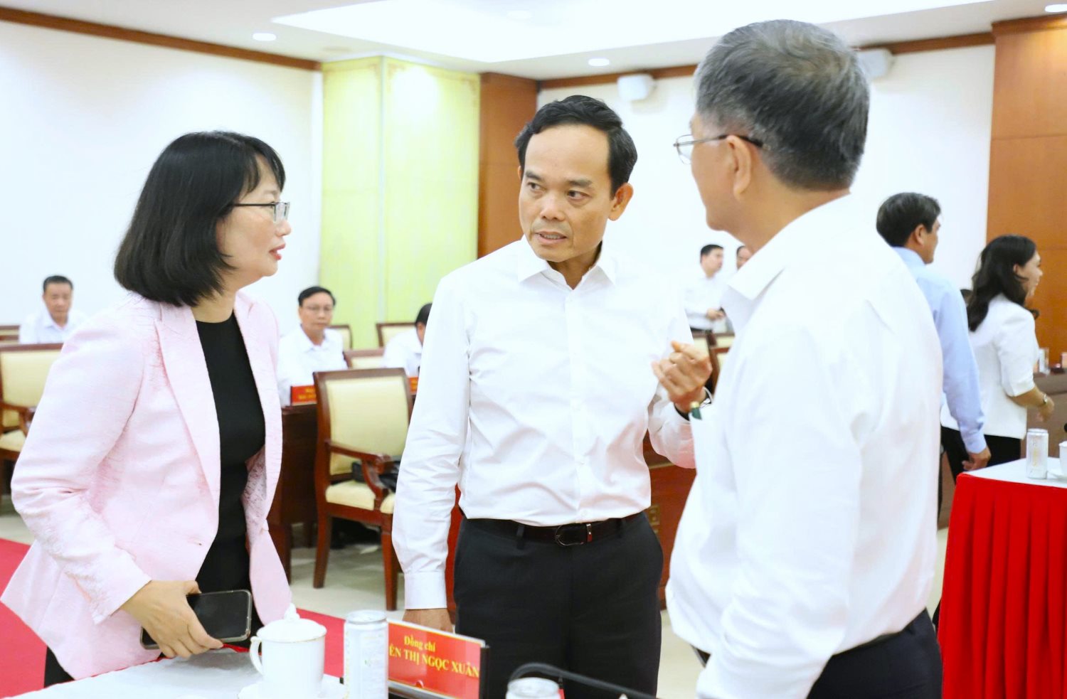 El Secretario del Comite del Partido de la Ciudad de Ho Chi Minh Tran Luu Quang (centro) intercambia opiniones con los delegados asistentes a la conferencia. Foto: Ngo Tung