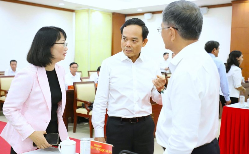 Ho Chi Minh City Party Secretary Tran Luu Quang (middle) discussed with delegates attending the conference. Photo: Ngo Tung