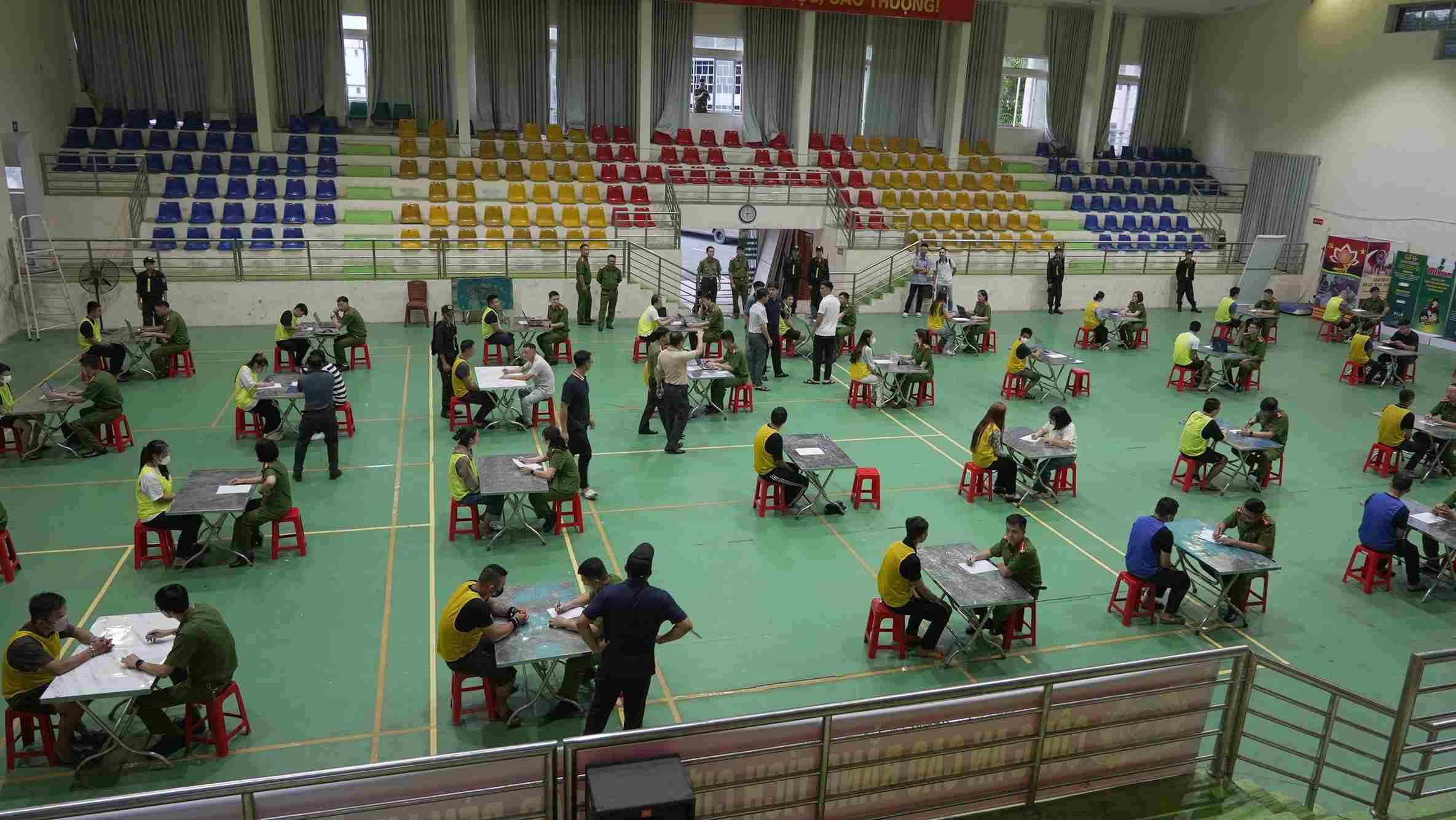 Lực lượng Công an tiến hành lấy lời khai của các đối tượng trong vụ án. Ảnh: Công an Cao Bằng