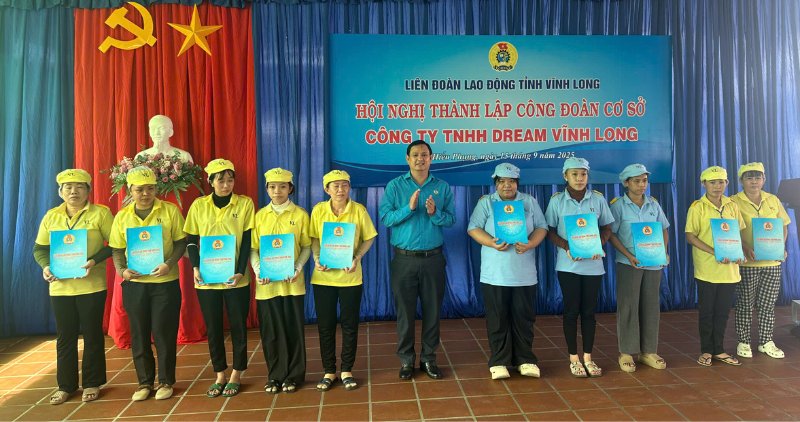 Workers happily attended the establishment ceremony of the new grassroots trade union, marking the development of the trade union organization at the unit. Photo: Hoang Loc