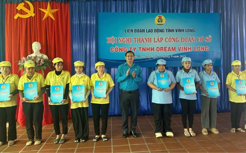 Workers happily attended the establishment ceremony of the new grassroots trade union, marking the development of the trade union organization at the unit. Photo: Hoang Loc