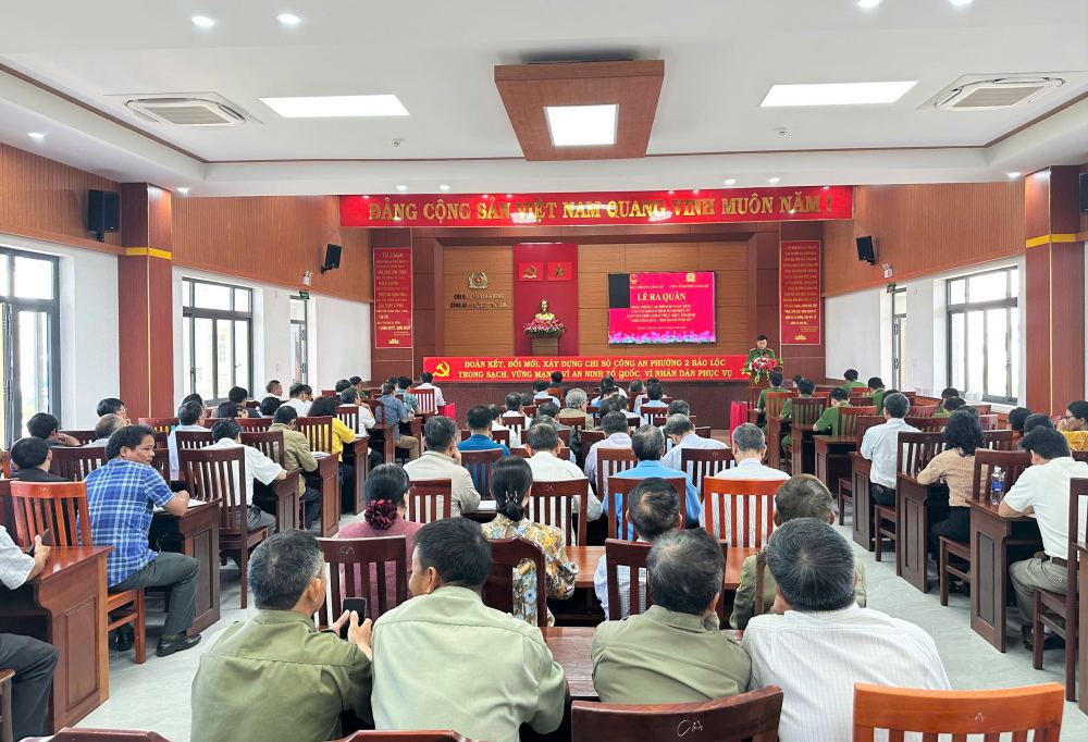Lam Dong trien khai dot cao diem 60 ngay dem cap tai khoan dinh danh dien tu. Anh: Lam Hong