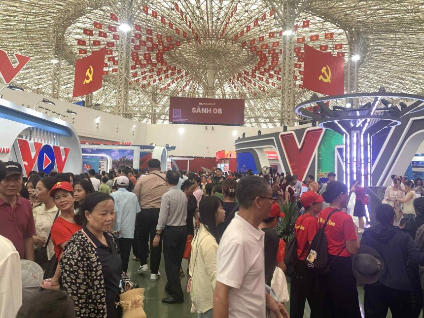 Cac gian hang cua cac bo, nganh van chat kin khach tham quan. Anh: Ngoc Oanh
