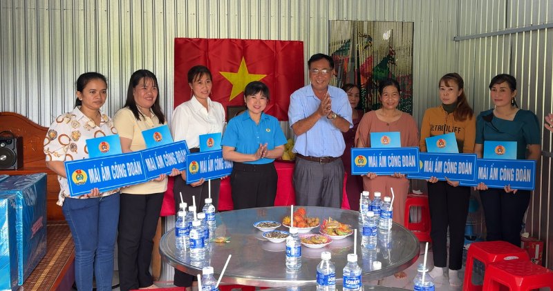 6 Trade Union Shelters were given to union members in difficult circumstances in Tra Vinh (before the merger), helping to stabilize their lives. Photo: Hoang Loc