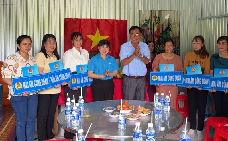 6 Trade Union Shelters were given to union members in difficult circumstances in Tra Vinh (before the merger), helping to stabilize their lives. Photo: Hoang Loc