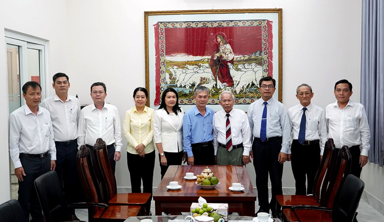 Ong Dinh Van Dung (thu 5 tu phai sang) tham Ban Dai dien Hoi thanh Tin lanh Viet Nam (mien Nam) tinh Dong Thap. Anh: Cong thong tin dien tu tinh Dong Thap
