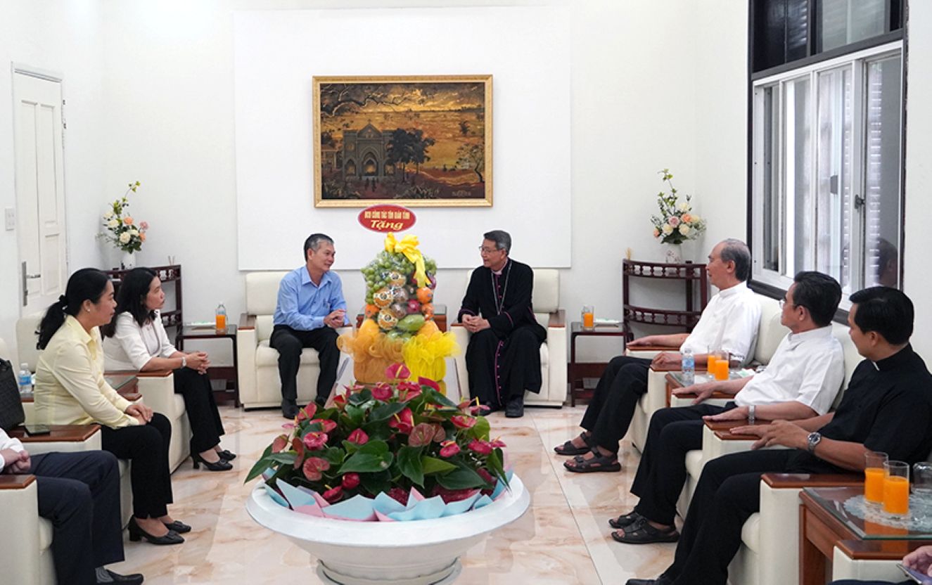 Doan cong tac tinh Dong Thap do Pho Chu tich Thuong truc Uy ban Mat tran To quoc Viet Nam tinh Dong Thap Dinh Van Dung dan dau den tham tai Toa Giam muc My Tho. Anh: Cong thong tin dien tu tinh Dong Thap