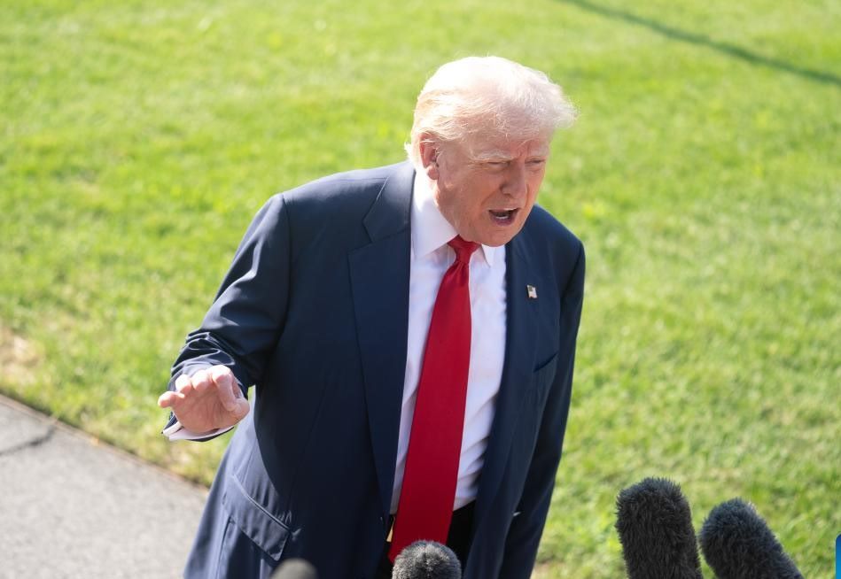 El presidente estadounidense Donald Trump responde a la prensa en la Casa Blanca el 25 de julio de 2025. Foto: Xinhua