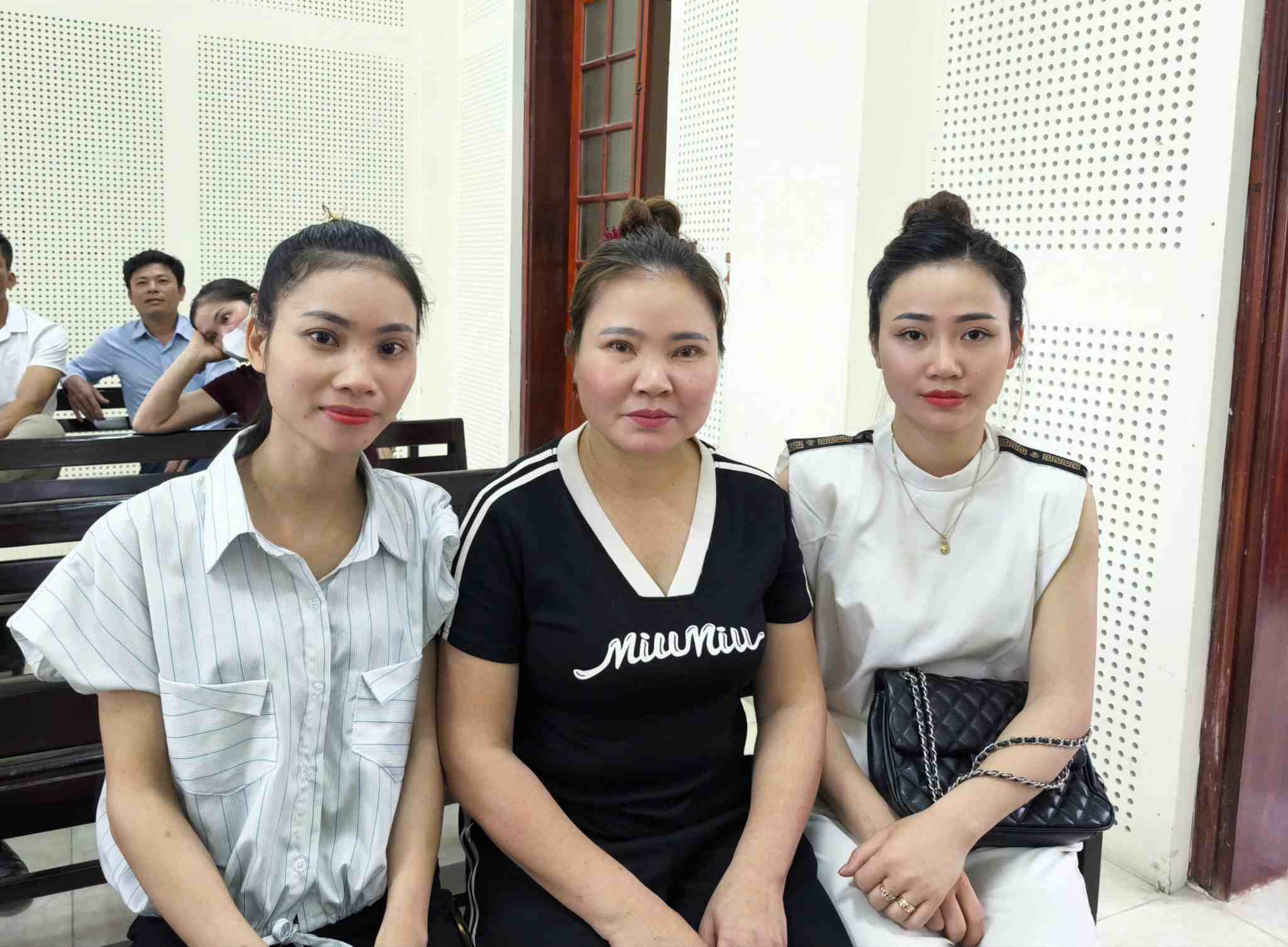 3 mẹ con chị Phan Thị Hạnh tai phiên tòa phúc thẩm. Ảnh: Quang Đại