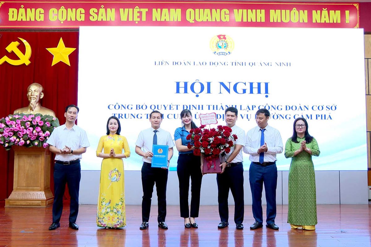 Ms. Dang Thi Kim Chung, Vice President of the Quang Ninh Provincial Federation of Labor, presented the Decision to establish the Cam Pha Ward Service Supply Center Grassroots Trade Union. Photo: Cam Pha Portal