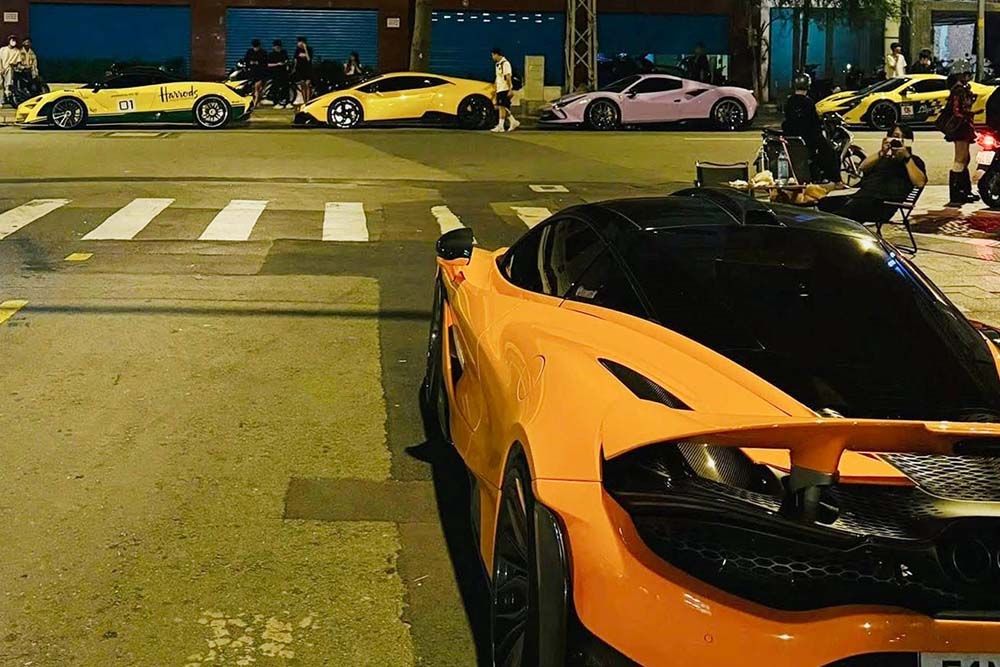 호치민시 도로에 주차된 슈퍼카 행렬 근접 촬영. 사진: Tan Duc