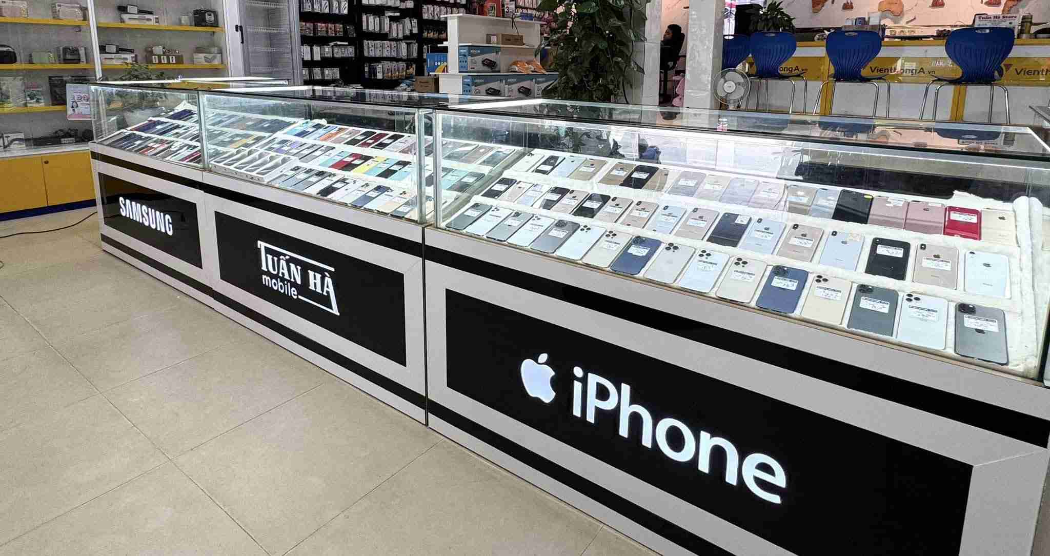 Un coin du magasin de telephones de Mme Hoang Ha une petite entreprise craint le fardeau du taux d'imposition de 17 %. Photo : Ha Vy