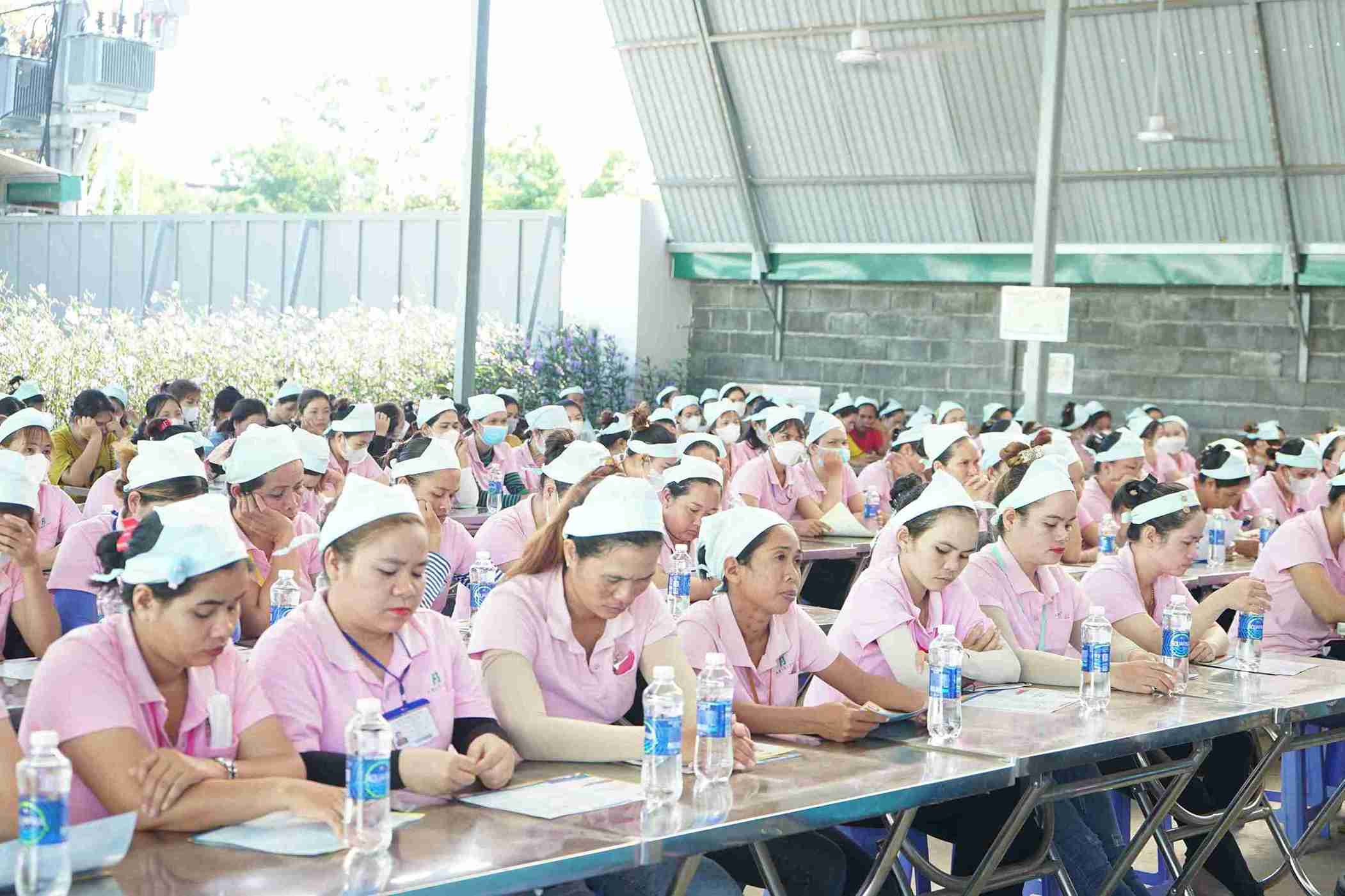 Les ouvriers de Dak Lak sont informes par l'organisation syndicale du droit du travail et des politiques d'assurance sociale. Photo : Kim Bao
