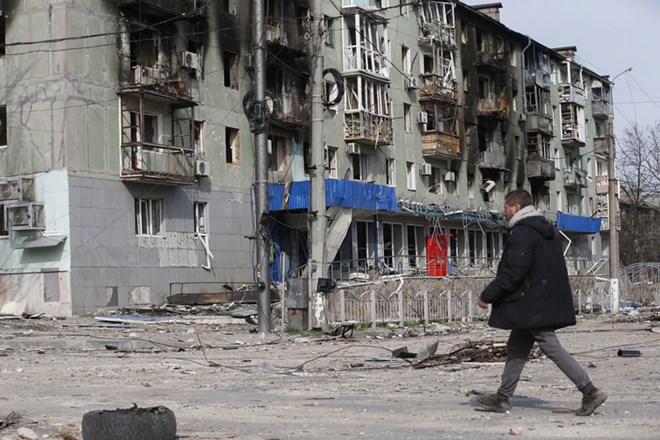 Un edificio en la ciudad de Mariupol (Ucrania) dañado por el conflicto. Foto: Xinhua