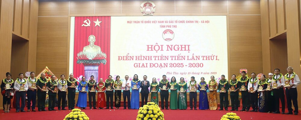 당 쑤언 퐁(Dang Xuan Phong) 성 당 서기장이 선진 모범 사례를 상징하는 꽃다발을 증정하고 있습니다. 사진: 푸토(Phu Tho) 전자 정보 포털.