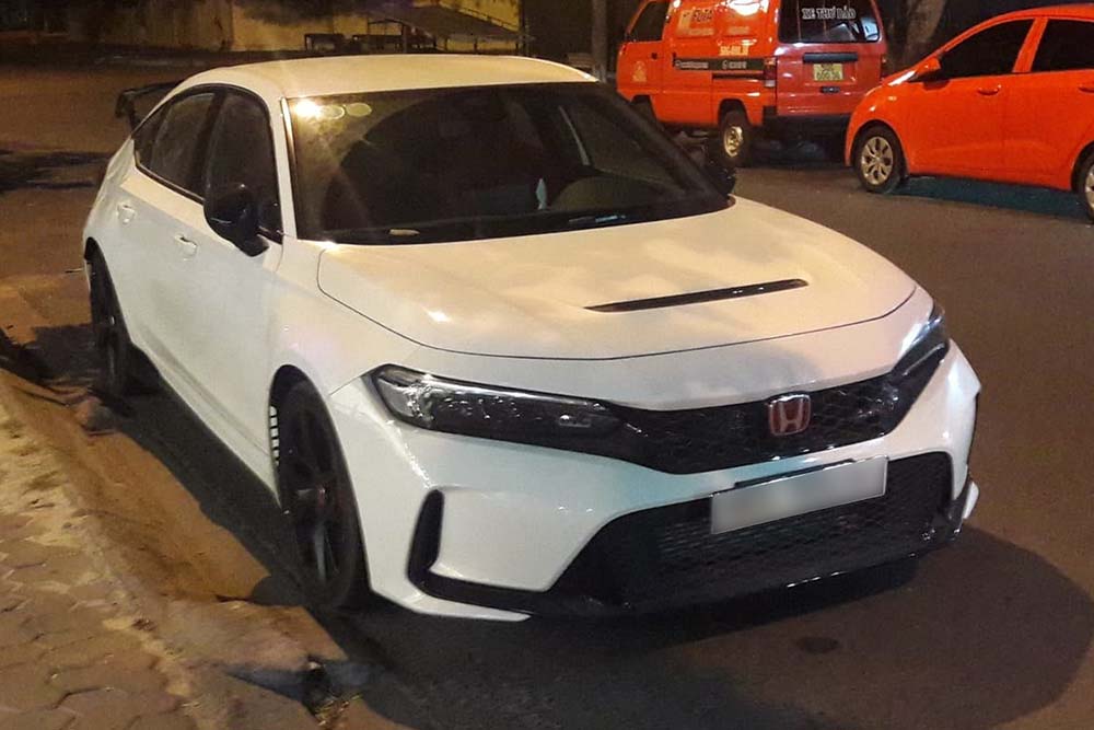 The Championship White Honda Civic Type R in Lam Dong stands out with a five-digit license plate. Photo: Demalora Ackei