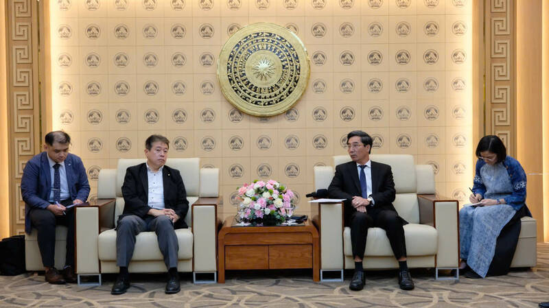 Tran Chi Cuong 다낭시 인민위원회 부위원장이 밀라드 상원의원 접견을 주재했습니다. 일본-베트남 의원 친선 연합 사무총장 전 상원 예산위원회 위원장 밀라드 전 일본 과학 기술 정책 담당 장관 Tsuruho Yosuke. 사진: 다낭시 인민위원회