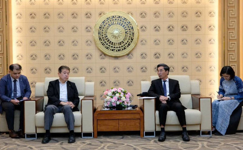 Vice Chairman of the Da Nang People's Committee Tran Chi Cuong chaired the meeting with Senior Member, General Secretary of the Japan-Vietnam Friendship Parliamentarians' Alliance, Former Chairman of the Senate Budget Committee, Former Minister in charge of Japan's Science and Technology policy Tsuruho Yosuke. Photo: Da Nang City People's Committee