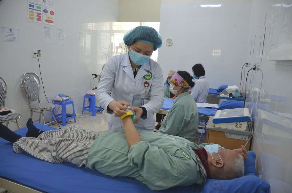 Health insurance will be paid for medical examination and treatment services using traditional medicine. In the photo, the patient was treated using electrolyte method at the Traditional Medicine Hospital of Quang Ninh province. Photo: soytequangninh.gov.vn