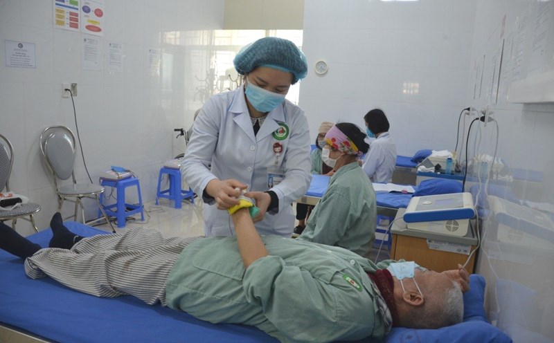 Health insurance will be paid for medical examination and treatment services using traditional medicine. In the photo, the patient was treated using electrolyte method at the Traditional Medicine Hospital of Quang Ninh province. Photo: soytequangninh.gov.vn