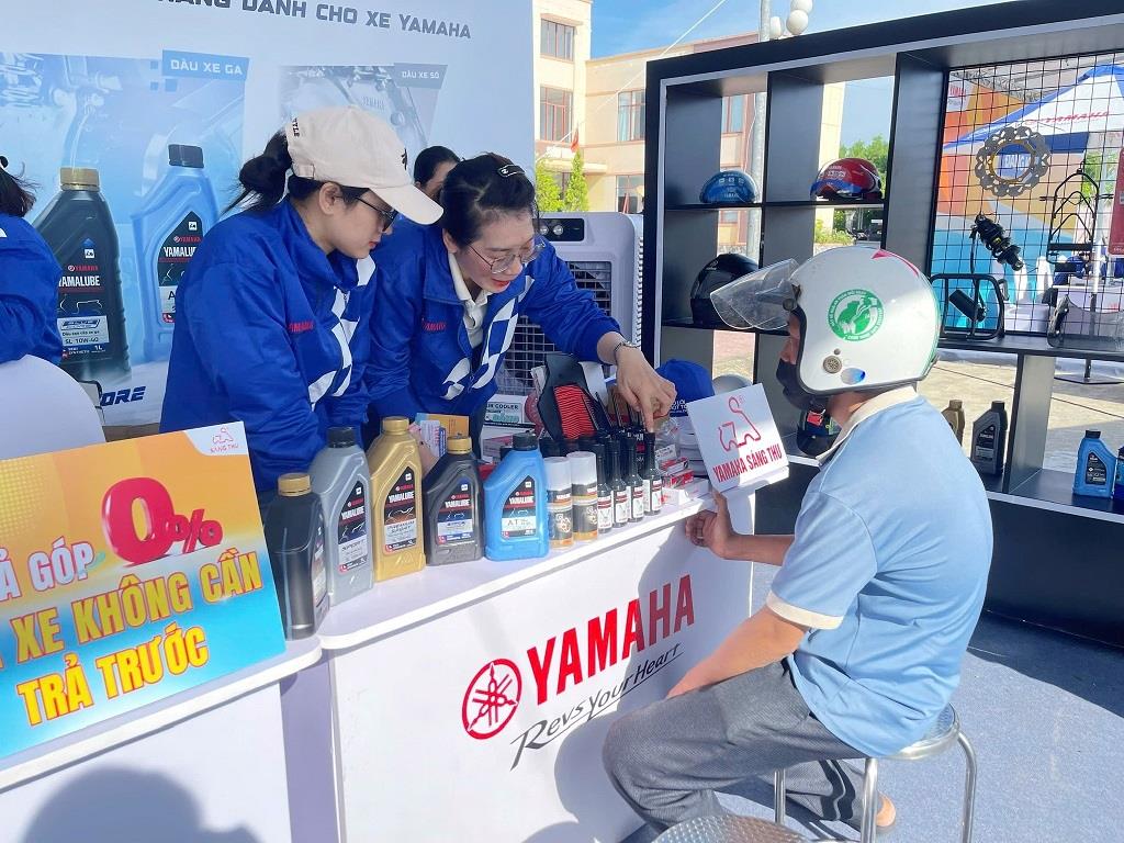 The staff consulted workers on suitable types of oil to replace motorbikes. Photo: Quang Ngai Trade Union.
