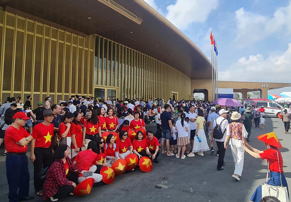People and tourists crowded to visit the National Achievement Exhibition 80 years before the closing time. Photo: Nguyen Nam