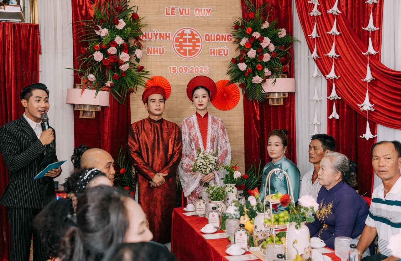 Ho Quang Hieu and his wife at the wedding ceremony. Photo: Provided by the character.