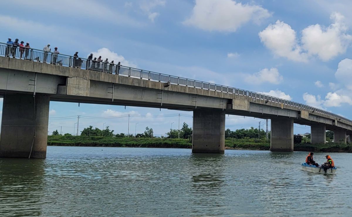 Rescue forces searched and discovered the victim's body under the bridge. Photo: Quang Tri Police