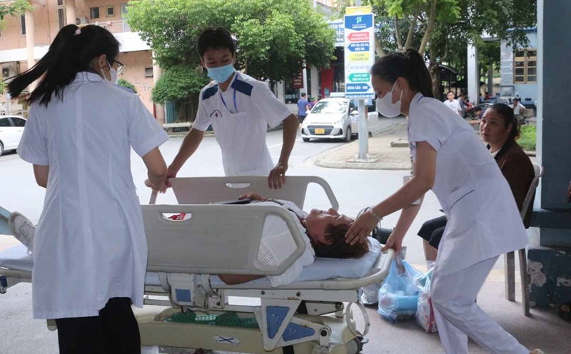 Rescue victims of a series of car crashes on the Phap Van - Cao Bo - Mai Son - National Highway 45 Expressway. Photo: Van Duc