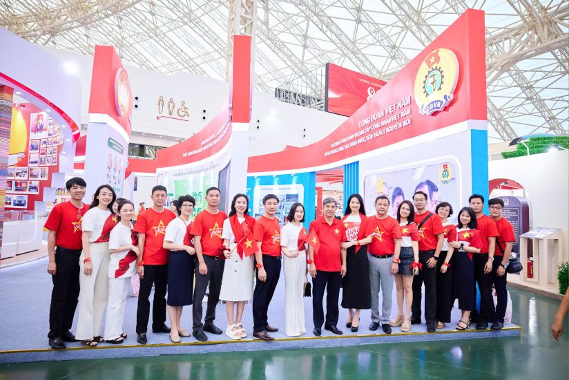 Can bo Co quan Cong doan Ngan hang Viet Nam tham quan gian trien lam Cong doan Viet Nam. Anh: NVCC