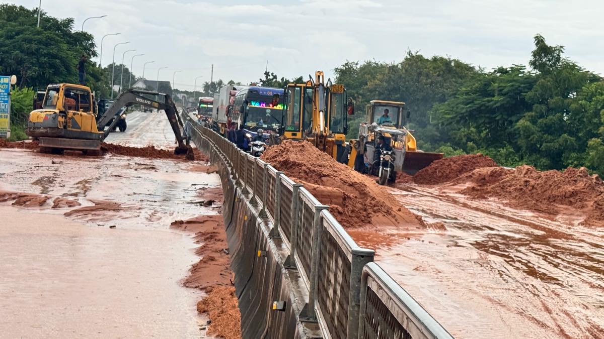Mobilize many excavators and dump trucks to clear the sand spillway onto National Highway 1. Photo: Duy Tuan