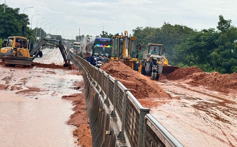 Mobilize many excavators and dump trucks to clear the sand spillway onto National Highway 1. Photo: Duy Tuan