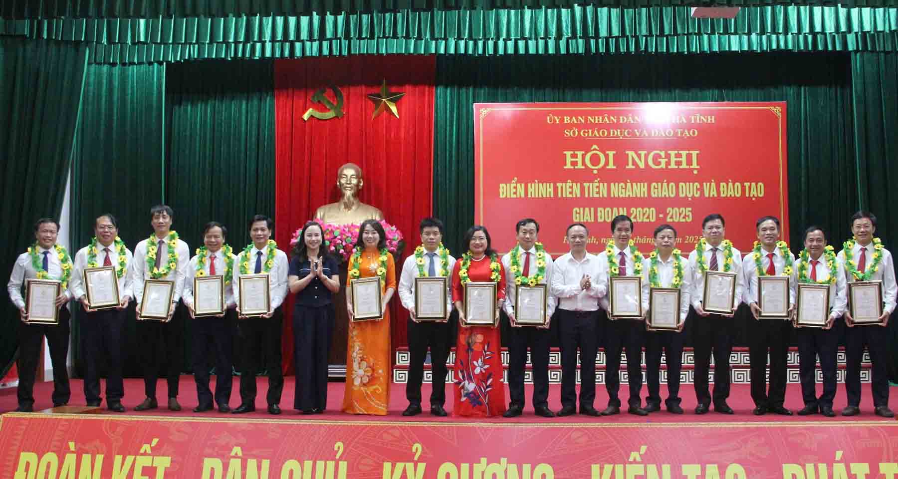 The Department of Education and Training of Ha Tinh honors typical individuals who have made progress. Photo: Tuan Hiep.