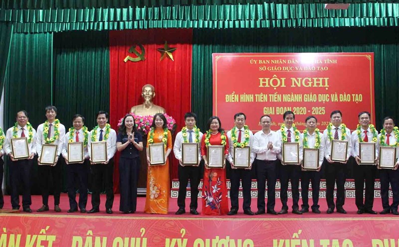 The Department of Education and Training of Ha Tinh honors typical individuals who have made progress. Photo: Tuan Hiep.
