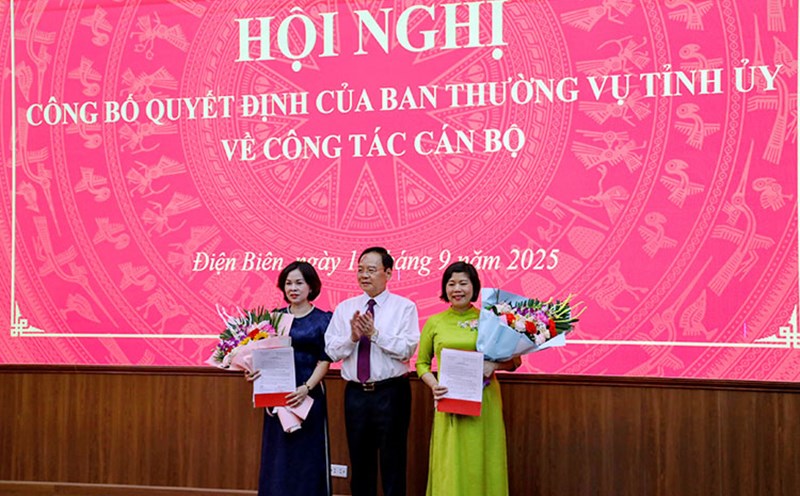 Standing Deputy Secretary of the Provincial Party Committee mua A Son presented the Decision and presented flowers to congratulate the appointed comrades. Photo: Dien Bien Province Electronic Information Portal